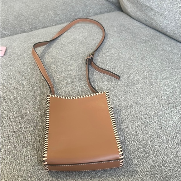 Tory Burch Tan Crossbody Bag with Structured Design and Leather Finish - Picture 4 of 5